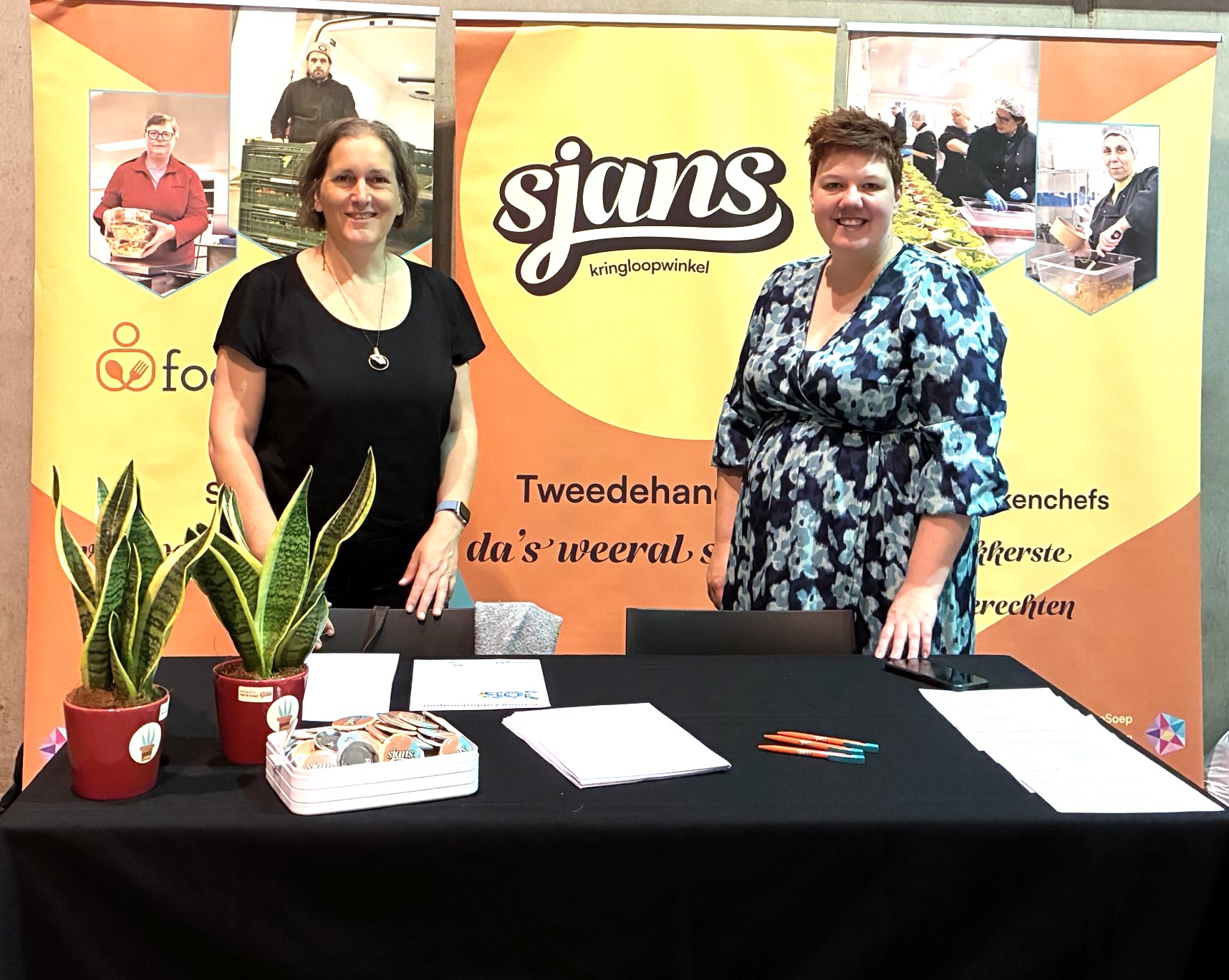 marjan-en-elke-op-de-jobbeurs-de-waai-geel.jpg