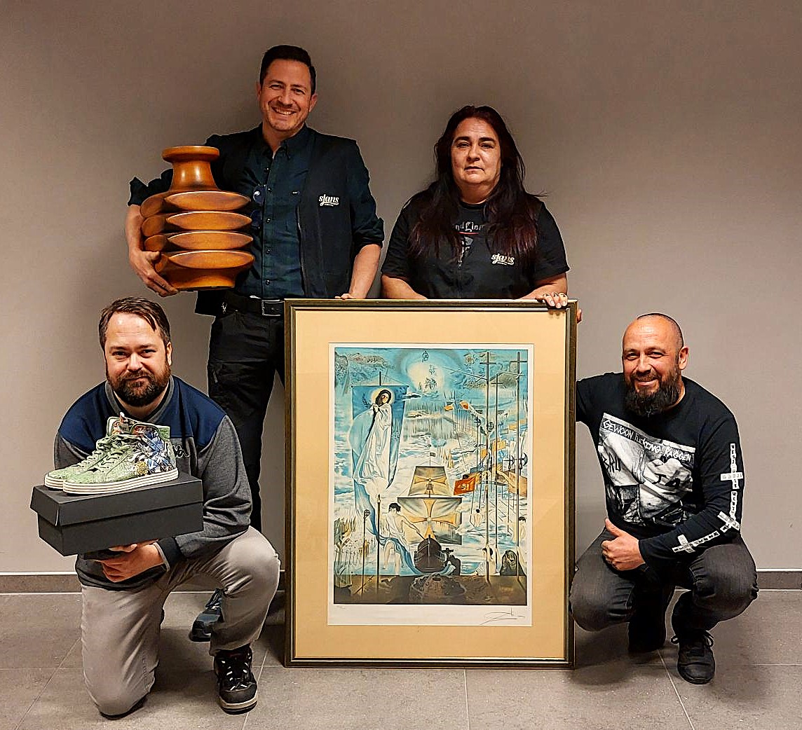 Dit is het trotse kringloopveilingteam. Zij presenteren bij de lancering van de nieuwe website www.kringloopveilingen.be een gesigneerd kunstwerk van Salvador Dalí.